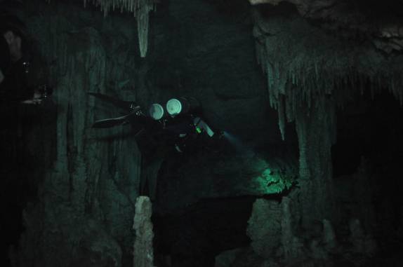 Mergulhando pelas galerias do Gran Cenote, na região de Tulum, no Yucatán, sul do México (foto de Luis Leal)